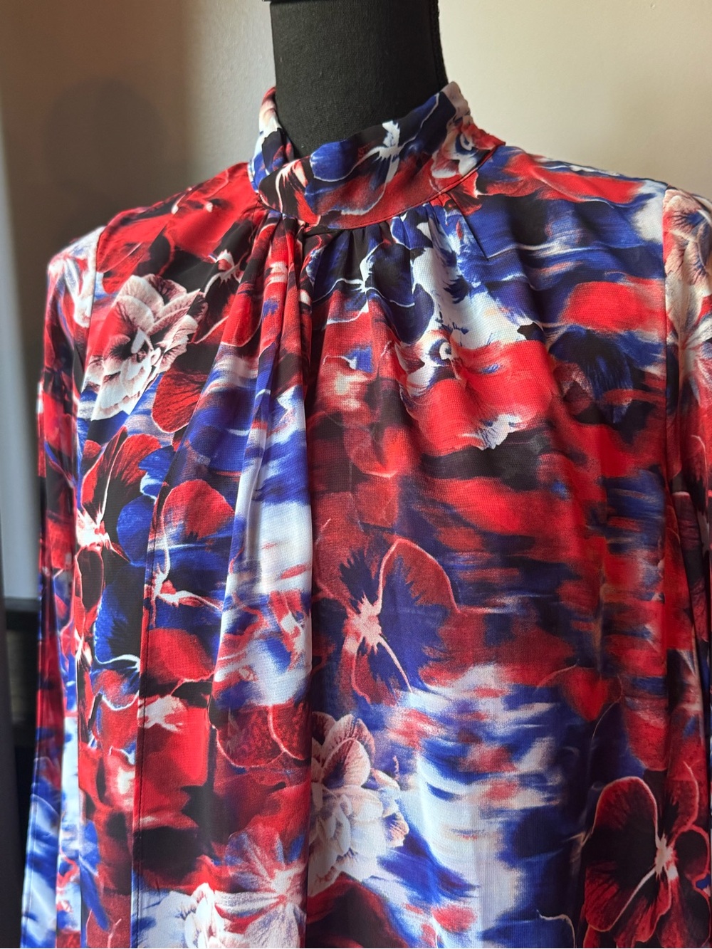 Jennifer Lopez Red & Blue Floral Tie-Neck Long Sleeve Dress NWT 10 - Picture 3 of 9
